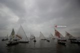 Peserta beradu cepat saat mengikuti perlombaan perahu layar tradisional pada ajang 