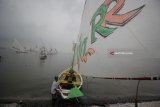 Peserta bersiap untuk mengikuti perlombaan perahu layar tradisional pada ajang 