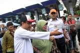 Calon Gubernur JawaTimur nomor urut dua Saifullah Yusuf (kedua kiri) berbincang dengan calon menumpang yang mengaku kecopetan ketika melakukan kunjungan di Terminal Tambak Oso Wilangun, Surabaya, Jawa Timur, Selasa (13/3). Dalam kunjungan tersebut Saifullah Yusuf meninjau fasilitas terminal antar kota dalam provinsi, berdialog dan mendengarkan keluh kesah pengemudi angkutan kota dan bus. Antara Jatim/M Risyal Hidayat/zk/18