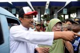 Calon Gubernur JawaTimur Saifullah Yusuf (kiri) berbincang dengan calon menumpang yang mengaku kecopetan ketika melakukan kunjungan di Terminal Tambak Oso Wilangun, Surabaya, Jawa Timur, Selasa (13/3). Dalam kunjungan tersebut Saifullah Yusuf meninjau fasilitas terminal antar kota dalam provinsi, berdialog dan mendengarkan keluh kesah pengemudi angkutan kota dan bus. Antara Jatim/M Risyal Hidayat/zk/18