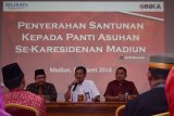 General Manager Sekretaris Perusahaan PT Industri Kereta Api (Inka) I Ketut Astika (tengah) didampingi Senior Manager Humas, Sekretariat dan Program Kemitraan dan Bina Lingkungan (PKBL) PT Inka Cholik M Zamzam (kanan) memberikan penjelasan saat penyerahan santunan kepada panti asuhan se-Eks Karesidenan Madiun di aula PT Inka Madiun, Jawa Timur, Jumat (16/3). PT Inka menyerahkan santunan sebesar Rp1 miliar kepada 55 panti asuhan di Madiun dan sekitarnya selama 2018. Antara Jatim/Foto/Siswowidodo/zk/18