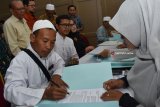 Pengurus panti asuhan menandatangani surat perjanjian pemberian santunan di aula PT Industri Kereta Api (Inka) Madiun, Jawa Timur, Jumat (16/3). PT Inka menyerahkan santunan sebesar Rp1 miliar kepada 55 panti asuhan di Madiun dan sekitarnya selama 2018. Antara Jatim/Foto/Siswowidodo/zk/18