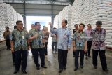 Asisten Perekonomian dan Pembangunan Pemerintah Provinsi Jatim Fattah Jasin (tengah), Kepala Disperindag Jatim M. Ardi Prasetyawan (kiri), Kepala Divisi Regional (Kadivre) Bulog Jatim Mohammad  Hasyim (kedua kiri) meninjau beras impor asal Thailand di gudang Bulog Divre Jatim, Buduran, Sidoarjo, Jawa Timur, Kamis (1/3). Pemerintah pusat mendatangkan beras impor asal Thailand ke Jawa Timur yang dikemas dalam karung 50 kilogram sebanyak 20 ribu ton hanya sebagai tempat gudang penyimpanan, karena Pemerintah Provinsi Jawa Timur menolak masuknya beras impor. Antara Jatim/Umarul Faruq/zk/18