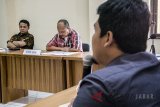 Teradu Komisioner KPU Kabupaten Garut Ade Sudrajat (tengah) dan Ketua Panwaslu Kabupaten Garut Heri Hasan Basri (kiri) mendengarkan keterangan Ketua KPU Kabupaten Garut Hilwan Fanaqi (kanan) ke Majelis  saat Sidang Etik Dewan Kehormatan Penyelenggara Pemilu terkait kasus dugaan suap dan gratifikasi Pilkada Kabupaten Garut 2018 di Mapolda Jawa Barat, Bandung, Jawa Barat, Senin (26/3). Ketua Panwaslu Kabupaten Garut Heri Hasan Basri dan Komisioner KPU Kabupaten Garut Ade Sudrajat terancam diberhentikan jika terbukti melakukan pelanggaran kode etik terkait kasus suap dan gratifikasi yang hasilnya akan ditentukan pada rapat Pleno DKPP. ANTARA JABAR/Novrian Arbi/agr/18