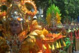 Peserta berbusana perpaduan tradisional dan kontemporer mengikuti pawai budaya Sidoarjo Exotic Carnival di Jalan Ahmad Yani, Sidoarjo, Jawa Timur, Minggu (18/3). Pawai budaya tersebut diselenggarakan dalam rangka memperingati HUT ke-159 Kabupaten Sidoarjo. Antara Jatim/Umarul Faruq/zk/18