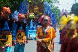 Peserta berbusana perpaduan tradisional dan kontemporer mengikuti pawai budaya Sidoarjo Exotic Carnival di Jalan Ahmad Yani, Sidoarjo, Jawa Timur, Minggu (18/3). Pawai budaya tersebut diselenggarakan dalam rangka memperingati HUT ke-159 Kabupaten Sidoarjo. Antara Jatim/Umarul Faruq/zk/18