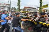 Petugas kepolisian dari Polres Tasikmalaya Kota menghalau massa saat simulasi pengamanan pillakada serentak 2018 di Letnan Harun, Kota Tasikmalaya, Jawa Barat, Sabtu (3/3). Latihan pengamanan tersebut dilakukan untuk mengantisipasi Pilgub Jabar yang berpotensi konflik dengan membentuk pola pengamanan khusus sesuai kerawanan Tempat Pemungutan Suara (TPS). ANTARA JABAR/Adeng Bustomi/agr/18