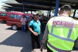 Polisi menenangkan sejumlah sopir angkot saat unjuk rasa di terminal Simpang Lima Gumul, Kediri, Jawa Timur, Senin (19/3). Puluhan sopir angkot melakuan aksi unjuk rasa di terminal dan kantor Dinas Perhubungan setempat guna menentang beroperasinya mobil angkutan online yang mengakibatkan penghasilan mereka berkurang. Antara jatim/Prasetia Fauzani/zk/18