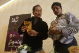 Direktur Akses Non Permodalan Bekraf, Syaifullah (kiri) bersama Kasubdit Dana Masyarakat, Hanifah Makarim (kanan) melihat produk makanan dalam Sosialisasi Food Startup Indonesia (FSI) 2018 di Hotel Atria, Malang, Jawa Timur, Jumat (9/3). Program tersebut untuk membantu para pelaku usaha kuliner nusantara dalam mengembangkan usahanya melalui bantuan pemasaran serta akses pembiayaan. Antara jatim/Ari Bowo Sucipto/zk/18.