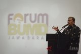 Gubernur Jawa Barat Ahmad Heryawan menyampaikan sosialisasi Peraturan Pemerintah No. 54 Tahun 2017 tentang Badan Usaha Milik Daerah (BUMD) di Bandung, Jawa Barat, Kamis (15/3). Sosialisasi yang dihadiri oleh 81 perusahaan BUMD se-Jawa Barat tersebut ditujukan untuk mewujudkan tata kelola perusahaan yang baik dengan prinsip Transparency, Acountability, Responsibility, Independency dan Fairness (TRAINS). ANTARA JABAR/Raisan Al Farisi/agr/18