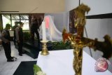 Anggota kepolisian Sat Sabhara melakukan sterilisasi di Gereja Santo Yohanes Evangelista, Kudus, Jawa Tengah, Kamis (29/3/2018). Kegiatan sterilisasi di kawasan gereja tersebut guna memberi jaminan keamanan dan kenyamanan serta mencegah ancaman teror dalam rangkaian ibadah Paskah . (ANTARA/Yusuf Nugroho) 