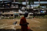 Aktivitas warga permukiman bantaran Sungai Cikapundung di Cihampelas, Bandung, Jawa Barat, Senin (12/3). Kementerian Perencanaan Pembangunan Nasional/Bappenas menargetkan pada 2018 angka kemiskinan menurun hingga di bawah angka 10 persen yang saat ini berada di kisaran 9,5 hingga 10 persen. ANTARA JABAR/Raisan Al Farisi/agr/18