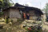 Warga beraktivitas di rumah tidak layak huni di Desa Pabuaran, Suka Makmur, Kabupaten Bogor, Jawa Barat, Rabu (14/3). Sebanyak 127.163 unit Rumah Tidak Layak Huni (Rutilahu) berhasil dibenahi di Jawa Barat sejak tahun 2013 hingga 2017, sementara Pemerintah Provinsi Jawa Barat menargetkan pebaikan Rutilahu sebanyak 20.000 unit pada tahun 2018. ANTARA JABAR/Yulius Satria Wijaya/agr/18.