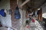 Warga beraktivitas di rumah tidak layak huni di Desa Pabuaran, Suka Makmur, Kabupaten Bogor, Jawa Barat, Rabu (14/3). Sebanyak 127.163 unit Rumah Tidak Layak Huni (Rutilahu) berhasil dibenahi di Jawa Barat sejak tahun 2013 hingga 2017, sementara Pemerintah Provinsi Jawa Barat menargetkan pebaikan Rutilahu sebanyak 20.000 unit pada tahun 2018. ANTARA JABAR/Yulius Satria Wijaya/agr/18.