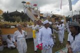 Para pemuka agama Hindu menggelar prosesi upacara Tawur Kesanga menjelang Hari Raya Nyepi Tahun Saka 1940 di Pura Besakih, Karangasem, Bali, Jumat (16/3). Upacara untuk menyucikan alam tersebut dipusatkan di Pura terbesar di Bali itu dan digelar secara bersamaan juga di seluruh desa adat di Pulau Dewata. Antaranews Bali/Nyoman Budhiana/2018.