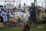 Umat Hindu menggelar sabung ayam dalam rangkaian upacara Tawur Kesanga menjelang Hari Raya Nyepi Tahun Saka 1940 di Pura Besakih, Karangasem, Bali, Jumat (16/3). Upacara untuk menyucikan alam tersebut dipusatkan di Pura terbesar di Bali itu dan digelar secara bersamaan juga di seluruh desa adat di Pulau Dewata. Antaranews Bali/Nyoman Budhiana/2018.