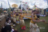 Sejumlah anak membawakan Tari Rejang Dewa dalam rangkaian upacara Tawur Kesanga menjelang Hari Raya Nyepi Tahun Saka 1940 di Pura Besakih, Karangasem, Bali, Jumat (16/3). Upacara untuk menyucikan alam tersebut dipusatkan di Pura terbesar di Bali itu dan digelar secara bersamaan juga di seluruh desa adat di Pulau Dewata. Antaranews Bali/Nyoman Budhiana/2018.