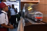 Pengunjung melihat miniatur kereta api di stand museum kereta api saat digelar ‘The Spoor Festival’ di halaman Pasar Spoor Kota Madiun, Jawa Timur, Selasa (6/3). Kegiatan pameran yang digelar PT Industri Kereta Api (Inka) Madiun dengan melibatkan puluhan Usaha Mikro Kecil Menengah (UMKM) mitra PT Inka tersebut dimaksudkan untuk membangkitkan perekonomian di daerah lewat UMKM. Antara Jatim/Foto/Siswowidodo/zk/18