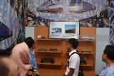 Pengunjung melihat miniatur kereta api di stand museum kereta api saat digelar ‘The Spoor Festival’ di halaman Pasar Spoor Kota Madiun, Jawa Timur, Selasa (6/3). Kegiatan pameran yang digelar PT Industri Kereta Api (Inka) Madiun dengan melibatkan puluhan Usaha Mikro Kecil Menengah (UMKM) mitra PT Inka tersebut dimaksudkan untuk membangkitkan perekonomian di daerah lewat UMKM. Antara Jatim/Foto/Siswowidodo/zk/18