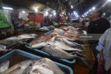 Suasana pasar ikan Pabean, Surabaya, Jawa Timur, Rabu (28/3). Menurut data dari Kementerian Kelautan dan Perikanan (KKP), angka potensi sumber daya ikan di Indonesia terus meningkat setiap tahunnya semenjak 2014, bahkan pada tahun 2017 kenaikan bisa mencapai 12,54 juta ton per tahun. Antara Jatim/M Risyal Hidayat/zk/18