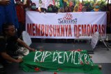 Mahasiswa yang tergabung dalam Solidaritas Mahasiswa Sidoarjo (Somasi) berunjuk rasa di depan gedung DPRD Sidoarjo, Jawa Timur, Kamis (15/3). Mereka menolak revisi UU MPR, DPR, DPD, dan DPRD (MD3) pada pasal 73, pasal 122 huruf (k), dan pasal 245 karena pasal-pasal tersebut dipandang berpotensi membungkam demokrasi. Antara Jatim/Umarul Faruq/zk/18