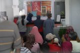 Sejumlah nasabah Bank Rakyat Indonesia (BRI) ramai mendatangi kantor BRI unit cabang Ngadiluwih, Kediri, Jawa Timur, Senin (12/3). Sejumlah nasabah BRI di sedikitnya tiga wilayah kantor cabang kehilangan uang secara misterius dan mendapatkan pemberitahuan penarikan sejumlah uang melalui SMS center padahal sebelumnya tidak melakukan transaksi keuangan. Antara Jatim/Prasetia Fauzani/zk/18