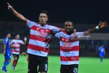 Pesepak bola Madura United (MU) Raphael Maitimo (kiri) dan Zah Rahan  (kanan) melakukan selebrasi usai mencetak gol ke gawang PSIS Semarang dalam laga uji coba di Stadion Gelora Ratu Pamelingan (SGRP) Pamekasan, Jawa Timur, Minggu (1/3). Hingga babak pertama MU unggul 1-0. Antara Jatim/Saiful Bahri/zk/18