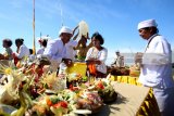 Umat Hindu mengelilingi padma saat menggelar upacara ritual Melasti di Pantai Boom, Banyuwangi, Jawa Timur, Kamis (15/3). Umat Hindu di Banyuwangi menggelar Melasti menjelang Hari Raya Nyepi Tahun Saka 1940 guna mensucikan diri dan alam semesta. Antara Jatim/Budi Candra Setya/zk/18.