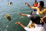 Umat Hindu melarung sesaji saat menggelar upacara ritual Melasti di Pantai Boom, Banyuwangi, Jawa Timur, Kamis (15/3). Umat Hindu di Banyuwangi menggelar Melasti menjelang Hari Raya Nyepi Tahun Saka 1940 guna mensucikan diri dan alam semesta. Antara Jatim/Budi Candra Setya/zk/18.