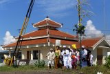 Umat Hindu membawa tirta suci saat menggelar upacara ritual Melasti di Pantai Boom, Banyuwangi, Jawa Timur, Kamis (15/3). Umat Hindu di Banyuwangi menggelar Melasti menjelang Hari Raya Nyepi Tahun Saka 1940 guna mensucikan diri dan alam semesta. Antara Jatim/Budi Candra Setya/zk/18.