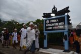 Umat Hindu melaksanakan ‘Ngerupuk’ dengan mengelilingi tiga kali Pura Sanggha Bhuwana Lanud Iswahjudi Magetan, Jawa Timur, Jumat (16/3). Menurut umat Hindu ‘Ngerupuk’ dimaksudkan untuk mengusir roh jahat di lingkungan pura guna menjaga kekhusukan ibadah dalam rangkaian Nyepi. Antara Jatim/Foto/Siswowidodo/18