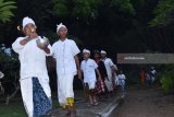 Umat Hindu melaksanakan ‘Ngerupuk’ dengan mengelilingi tiga kali Pura Sanggha Bhuwana Lanud Iswahjudi Magetan, Jawa Timur, Jumat (16/3). Menurut umat Hindu ‘Ngerupuk’ dimaksudkan untuk mengusir roh jahat di lingkungan pura guna menjaga kekhusukan ibadah dalam rangkaian Nyepi. Antara Jatim/Foto/Siswowidodo/18