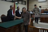 Terdakwa Kepala Dinas Lingkungan Hidup Pemkab Nganjuk nonaktif Harjanto (tengah) dan Kabag Umum RSUD Kabupaten Nganjuk nonaktif Mokhammad Bisri (kanan) meninggalkan ruangan seusai menjalani sidang putusan kasus suap kepada Bupati Nganjuk di Pengadilan Tindak Pidana Korupsi (tipikor) Surabaya di Juanda, Sidoarjo, Jawa Timur, Senin (12/3). Majelis hakim menjatuhkan vonis pidana penjara masing masing selama dua tahun dan denda Rp200 Juta Subsider 6 bulan dalam kasus suap kepada Bupati Nganjuk 2013-2018 Taufiqurrahman terkait perekrutan dan pengelolaan ASN/PNS di Kabupaten Nganjuk pada 2017. Antara Jatim/Umarul Faruq/zk/18