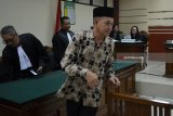 Terdakwa Kabag Umum RSUD Kabupaten Nganjuk non aktif Mokhammad Bisri (kanan) meninggalkan ruangan seusai menjalani sidang putusan kasus suap kepada Bupati Nganjuk di Pengadilan Tindak Pidana Korupsi (tipikor) Surabaya di Juanda, Sidoarjo, Jawa Timur, Senin (12/3). Majelis hakim menjatuhkan vonis pidana penjara masing masing selama dua tahun dan denda Rp200 Juta Subsider 6 bulan dalam kasus suap kepada Bupati Nganjuk 2013-2018 Taufiqurrahman terkait perekrutan dan pengelolaan ASN/PNS di Kabupaten Nganjuk pada 2017. Antara Jatim/Umarul Faruq/zk/18