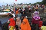 Warga memadati bibir pantai Desa Jangkar, Jangkar, Situbondo, Jawa Timur, Jumat (2/3). Ribuan warga memadati pinggir pantai dan menyewa perahu untuk melihat langsung ikan paus jenis sperma yang terdampar. Antara Jatim/Seno/18.