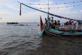 Warga menaiki perahu di bibir pantai Desa Jangkar, Jangkar, Situbondo, Jawa Timur, Jumat (2/3). Ribuan warga memadati pinggir pantai dan menyewa perahu untuk melihat langsung ikan paus jenis sperma yang terdampar. Antara Jatim/Seno/zk/18.