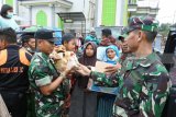 Dandim 0822 Letkol Infanteri Tarmuji (kanan) memberikan nasi bungkus ke warga terdampak gas beracun di Kecamatan Ijen, Bondowoso, Jawa Timur, Kamis (22/3). Sejumlah warga pengungsi kelaparan karena belum adanya dapur umum. Antara Jatim/Seno/zk/18.