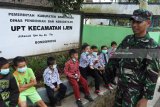 Dandim 0822 Letkol Infanteri Tarmuji menghibur siswa saat jam istirahat di Kecamatan Ijen, Bondowoso, Jawa Timur, Kamis (22/3). Sejumlah sekolah tetap masuk dan melaksanakan KBM meski daerahnya rawan terdampak gas beracun dari Gunung Ijen. Antara Jatim/Seno/18.