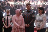 Wali Kota Surabaya Tri Rismaharini (kedua kiri) berbincang dengan Duta Besar Krosia untuk Indonesia Drazen Margeta (kedua kanan) beserta isterinya Emilija Vucinic Margeta (kanan) dan Rektor Universitas Narotama Iswachyu Dhaniarti (kiri) disela acara 