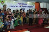 Pejabat Sementara Wali Kota Kediri dalam beserta peserta fesyen berada di atas panggung dalam gelaran kegiatan pemilihan duta batik batik/tenun Kediri di Balaikota  Kediri, Sabtu (31/3) malam. Kegiatan itu sekaligus menunjukkan potensi perekonomian.daerah. Antara Jatim/.Foto/ Asmaul  Chusna/zk/18