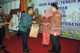 Pejabat Sementara Wali Kota Kediri dalam.kegiatan pemilihanduta batik batik/tenun Kediri di Balaikota  Kediri, Sabtu (31/3) malam. Kegiatan itu sekaligus menunjukkan potensi perekonomian.daerah. Antara Jatim/.Foto/ Asmaul  Chusna/zk/18