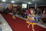 Sejumlah model cilik memperagakan busana batik dalam kegiatan pemilihan duta batik batik/tenun Kediri di Balaikota  Kediri, Sabtu (31/3) malam. Kegiatan itu sekaligus menunjukkan potensi perekonomian.daerah. Antara Jatim/.Foto/ Asmaul  Chusna/zk/18