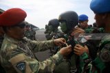 Komandan Komando Pembinaan Doktrin, Pendidikan dan Latihan TNI AL Laksamana Muda TNI Darwanto (kiri) menyematkan Brevet Free Fall dan Brevet terjun statik kepada siswa Pendidikan Komando Pasukan Katak (Dikkopaska) Angkatan XLI dalam acara Win Day Latihan Teknik (Lattek) Keparaan Static di Skuadron 400 Lanudal Juanda, Sidoarjo, Jawa Timur, Jumat (9/3). Lattek Keparaan Static yang digelar oleh Sekolah Komando Pasukan Katak (Sepaska) tersebut, sebagai bekal pengetahuan dan keterampilan serta  keahlian yang harus dimiliki oleh anggota Kopaska TNI AL dalam teknik terjun payung. Antara jatim/Umarul Faruq/zk/18