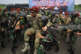 Komandan Komando Pembinaan Doktrin, Pendidikan dan Latihan TNI AL Laksamana Muda TNI Darwanto dipanggul siswa Pendidikan Komando Pasukan Katak (Dikkopaska) Angkatan XLI dalam acara Win Day Latihan Teknik (Lattek) Keparaan Static di Skuadron 400 Lanudal Juanda, Sidoarjo, Jawa Timur, Jumat (9/3). Lattek Keparaan Static yang digelar oleh Sekolah Komando Pasukan Katak (Sepaska) tersebut, sebagai bekal pengetahuan dan keterampilan serta  keahlian yang harus dimiliki oleh anggota Kopaska TNI AL dalam teknik terjun payung. Antara jatim/Umarul Faruq/zk/18