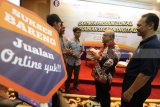 Kepala Bank Indonesia (BI) regional Kediri Djoko Raharto (ke dua kanan) berbincang dengan sejumlah peserta workshop digital marketing di Kota Kediri, Jawa Timur, Selasa (27/3). Kegiatan yang diselenggarakan BI dan diikuti oleh 120 orang pelaku Usaha Mikro Kecil Menengah (UMKM) dari wilayah Kediri, Ponorogo, Tulungagung, Nganjuk, Madiun, Malang, dan Surabaya tersebut betujuan memperkenalkan strategi pemasaran secara digital guna mendongkrak penjualan. Antara Jatim/Prasetia Fauzani/zk/18