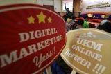 Trainer Digital Marketing Daeng Faqih mengacungkan tangan saat menyampaikan materi workshop digital marketing di Kota Kediri, Jawa Timur, Selasa (27/3). Kegiatan yang diselenggarakan BI dan diikuti oleh 120 orang pelaku Usaha Mikro Kecil Menengah (UMKM) dari wilayah Kediri, Ponorogo, Tulungagung, Nganjuk, Madiun, Malang, dan Surabaya tersebut betujuan memperkenalkan strategi pemasaran secara digital guna mendongkrak penjualan. Antara Jatim/Prasetia Fauzani/zk/18