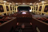 Sejumlah musisi membongkar peralatan musiknya saat acara 'Worldship Orchestra' yang terpaksa dihentikan dan dibubarkan, di Gedung Cak Durasim, Taman Budaya Jawa Timur, Surabaya, Jawa Timur, Rabu (14/3) malam. Pihak panitia, atas anjuran dari Kepolisian, menghentikkan dan membatalkan konser amal  yang turut dikuti 45 musisi asal Jepang tersebut disebabkan tidak mengantongi ijin yang sesuai karena menyangkut kegiatan orang asing. Antara jatim/Didik Suhartono/zk/18