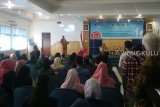 Bengkulu (Antaranews Bengkulu) - Menteri Pemberdayaan Perempuan dan Perlindungan Anak (P3A) Yohana Susana Yembise memberikan kuliah umum tentang gender dan pemberdayaan perempuan di aula Rektorat Universitas Bengkulu di Bengkulu.

