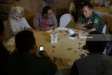 Ketua Umum Partai Bulan Bintang Yusril Ihza Mahendra (kanan) berbincang dengan Cabup Margiono (tengah) serta jajaran pengurus DPD/DPC PBB Jatim di Tulungagung, Jawa Timur, Sabtu (24/3). Pakar hukum tata negara itu sengaja didatangkan untuk mengisi kegiatan kampanye terbatas dalam bentuk seminar umum bertema 'Problematika Pemerintahan Desa dan Korupsi' yang digelar pasangan nomor urut 1 di Pilkada Tulungagung, Margiono-Eko Prisdianto. Antara Jatim/Destyan Sujarwoko/zk/18