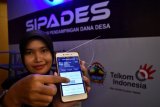 Polwan menjelaskan penggunaan aplikasi Sistem Informasi Pendampingan Dana Desa (Sipades) yang diluncurkan di Semarang, Jawa Tengah, Kamis (22/3) malam. Kepolisian Republik Indonesia (Polri) melalui Polda Jateng meluncurkan aplikasi Sipades untuk membantu pemerintah desa dalam pengelolaan dana desa yang berasal dari APBN itu. ANTARA FOTO/Aditya Pradana Putra/foc/18.